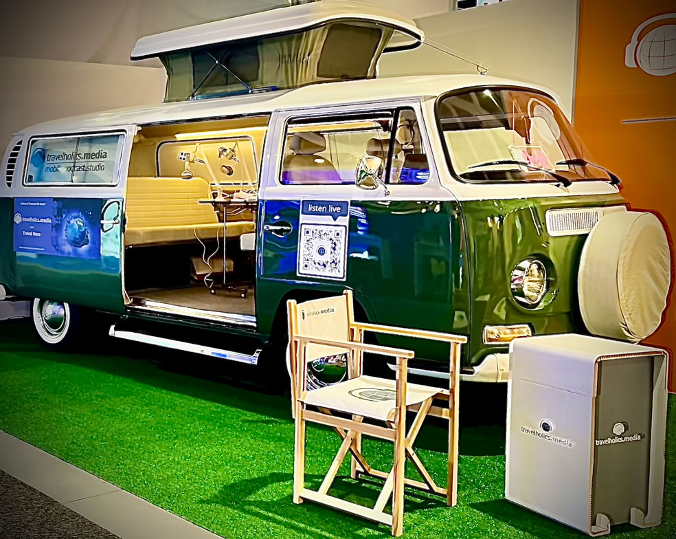 im mobilen travelholics.mnedia Studio  wurden die "voices of tourism" live auf der ITB Berlin 2026 produziert