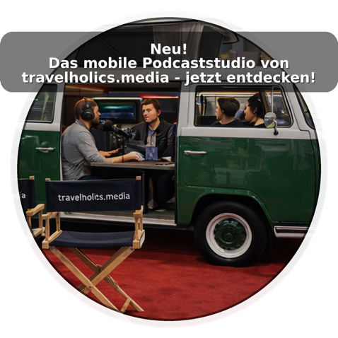 Mobiles Podcaststudio im fahrbereiten VW Bulli: Platz für 4 Personen, RØDECaster Pro II, 360°-Kamera. Für Messen & Events – Berlin-basiert, deutschlandweit einsetzbar. 